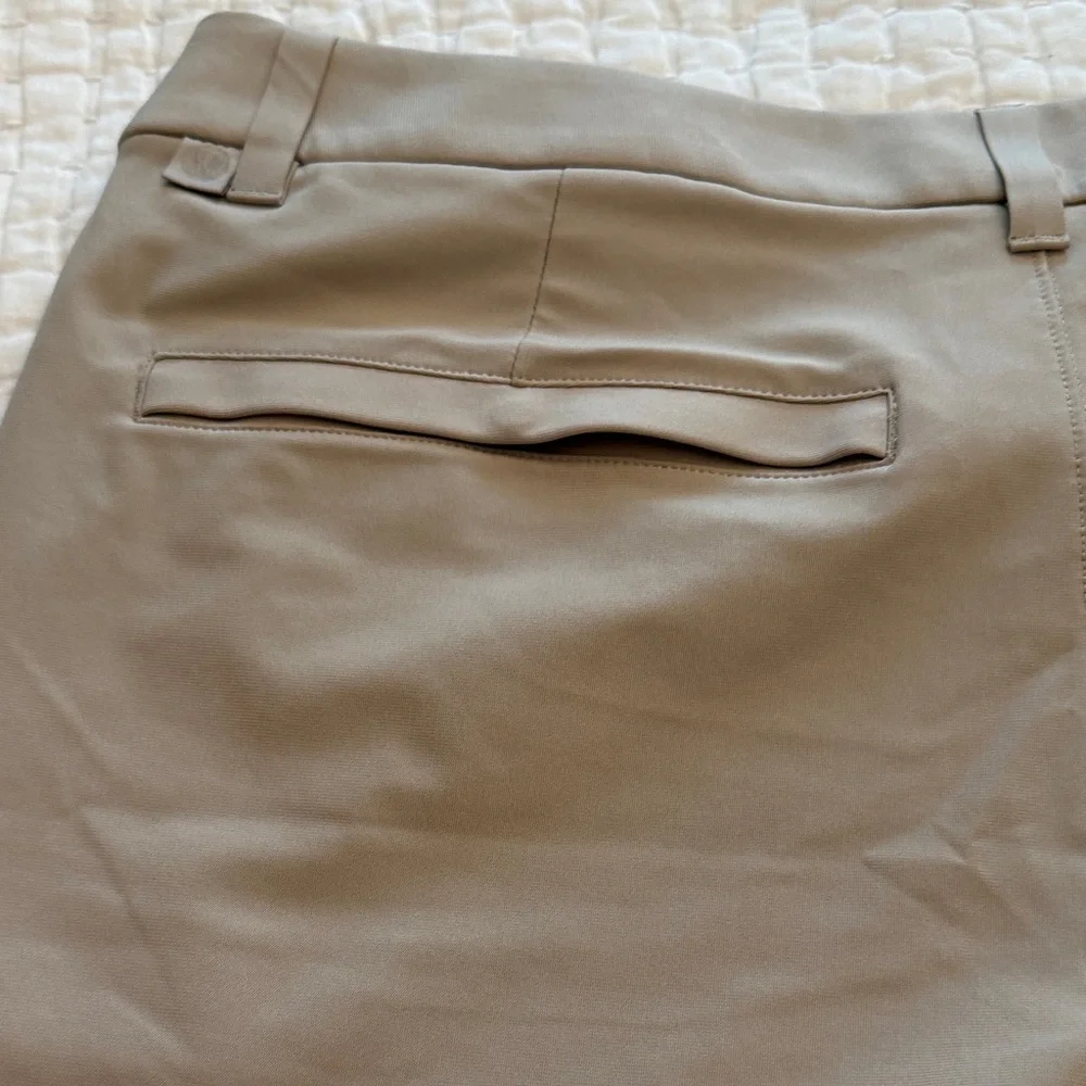 lululemon Mens classic 7” ABC Warpstreme tan shorts size 33 - Picture 3 of 4
